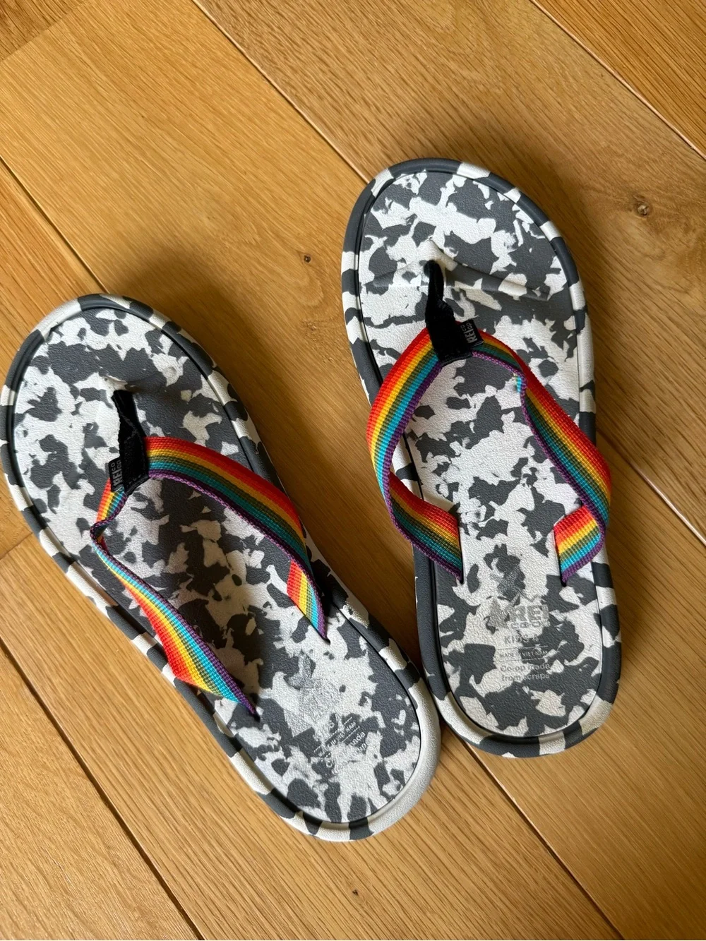 REI Rainbow Strap Flip Flops in Gray & White - Youth 4 (Wonens 6)
